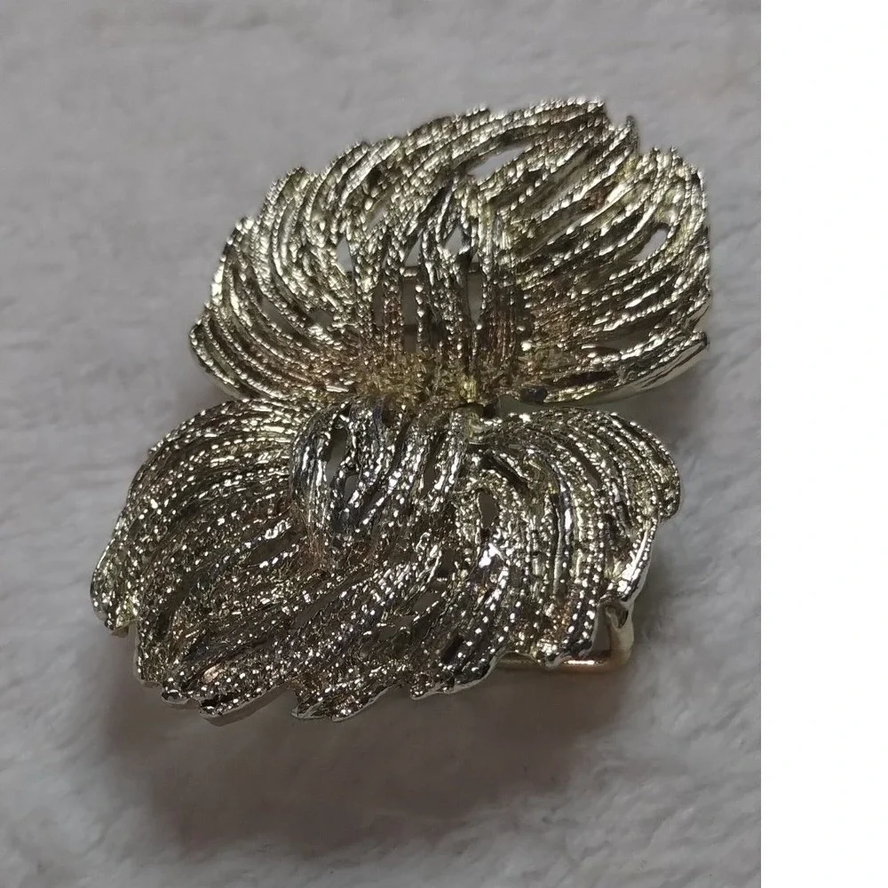 Vintage Jon Tay Gold‎ Tone Textured Feather Leaf Swirl Interlocking Belt Buckle
